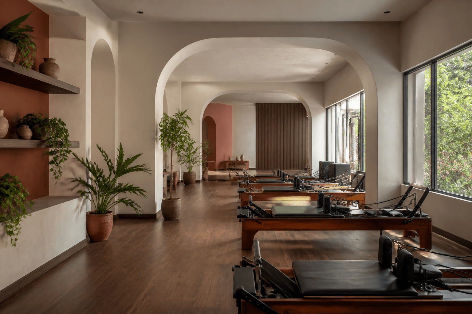 Interior amplio y luminoso del estudio Serēia Pilates House