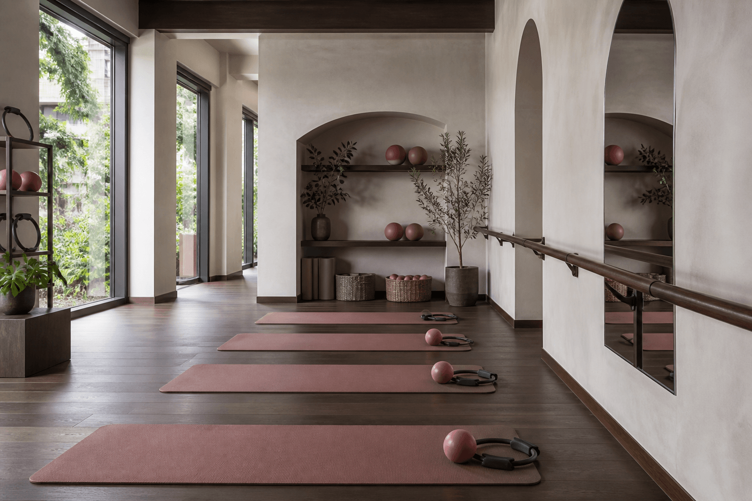 Área de Mat y Barre con tapetes y accesorios de Pilates