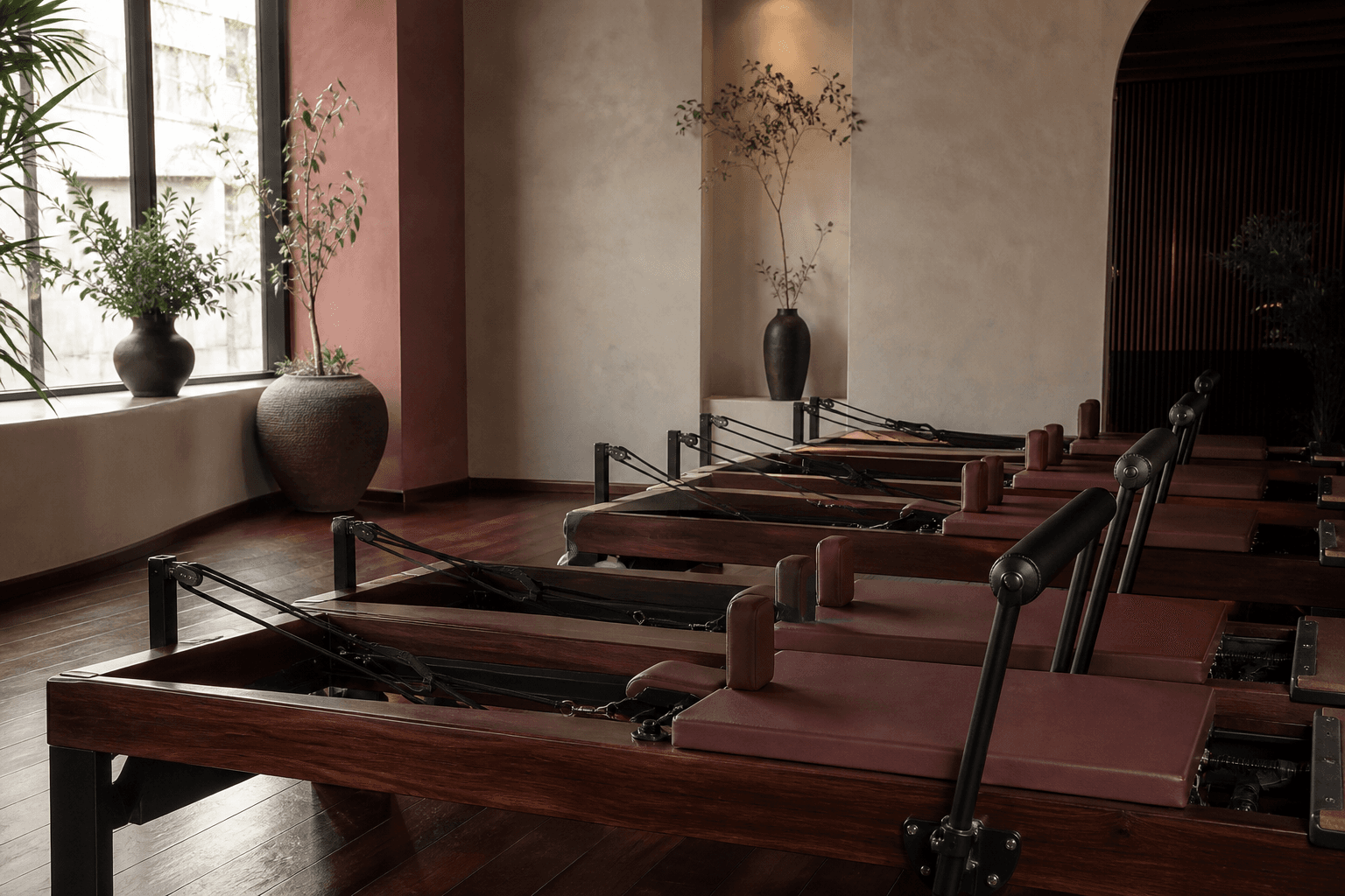 Sala con máquinas reformer de Pilates